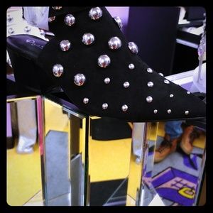 Black stones white stones